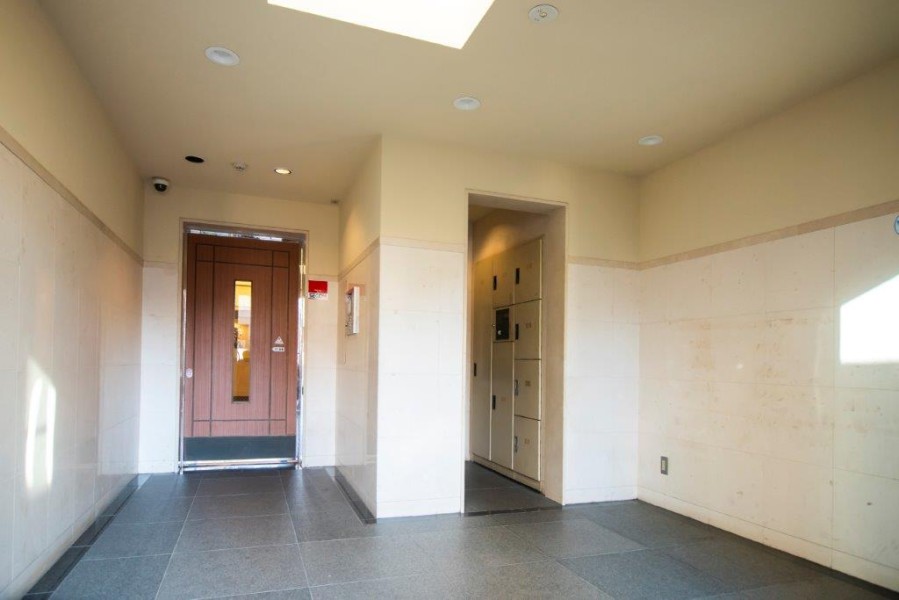 開放的な空間を感じるエントランスホールです。オートロック・宅配ボックス完備です。