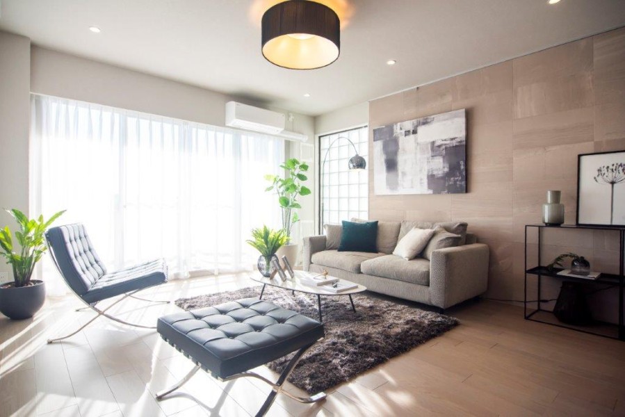 心地よい時間が流れるお部屋は、毎日が忙しいあなたもほっと一息つける安らぎの空間です。アクセントクロスの壁には、アートやグリーンを飾っていただけるピクチャーレールを備え付けました。