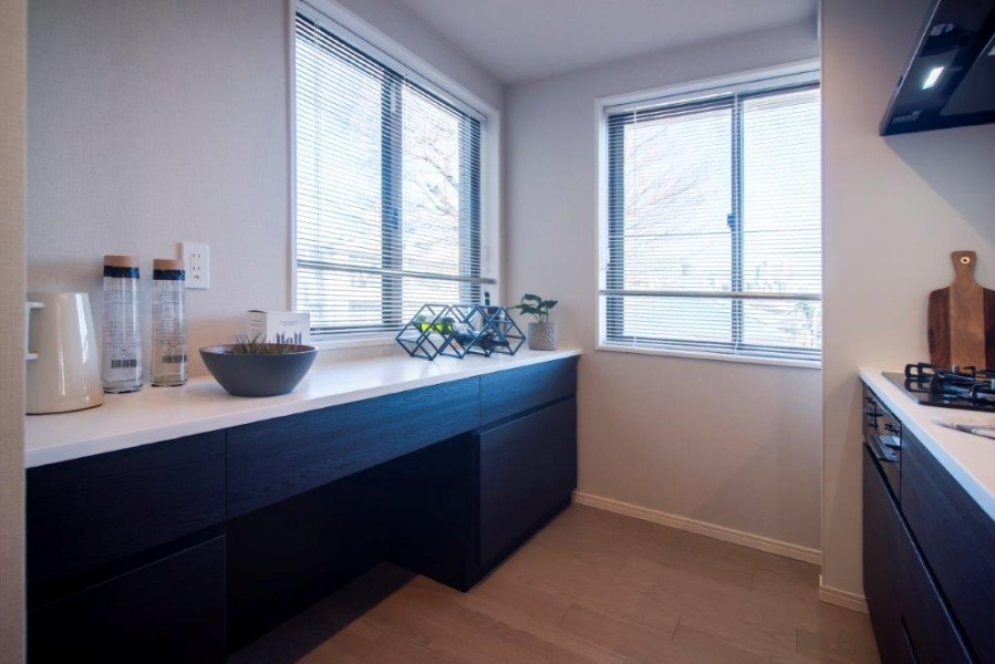 キッチン背面には収納豊富でカウンタースペースも広いカップボードがあります。