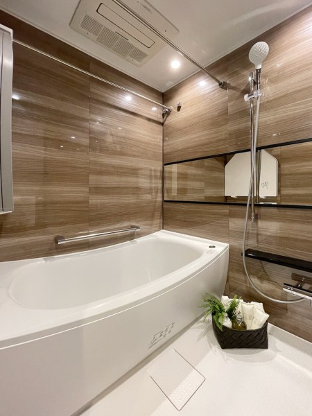 美しいカーブと全身を包み込むような入浴感が特長の浴槽は、くつろぎの空間が演出されるバスルームです。