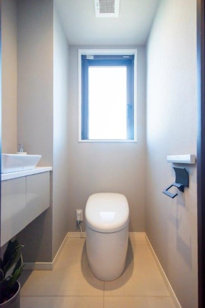 レストルームには洗練されたお部屋にぴったりなスタイリッシュなタンクレストイレが設置されています。窓が付いているので、換気はもちろん日が差し込むのもうれしいですね。