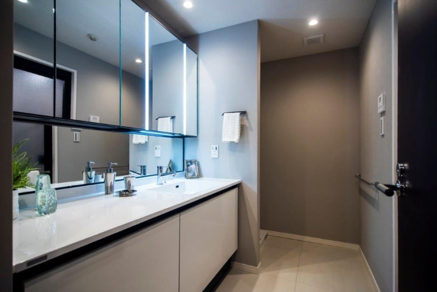 空間に美しく溶け込むスタイリッシュなデザインの洗面化粧台です。豊かな洗面空間での暮らしを、毎日お楽しみいただけます。