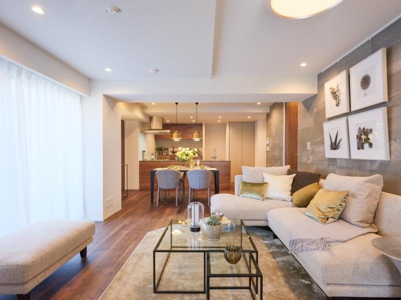 約25.3m²の広さを誇るリビングは木の温もりと上質感を味わえるお部屋です。大きな窓から明るい自然光が降り注ぎ、彩り豊かな暮らしを演出します。