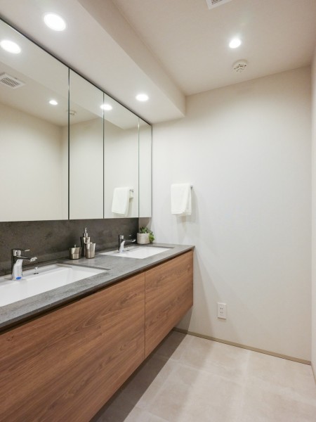 洗面台も田中工藝社製のこだわりの仕様です。ダブルボウルの大きな洗面台は大きな鏡で身だしなみも整えやすく、朝の慌ただしい時間帯も快適です。