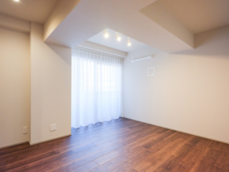 サブバルコニーから自然光が降り注ぐ洋室1です。ウォークインクローゼット付きで主寝室にもおすすめです。