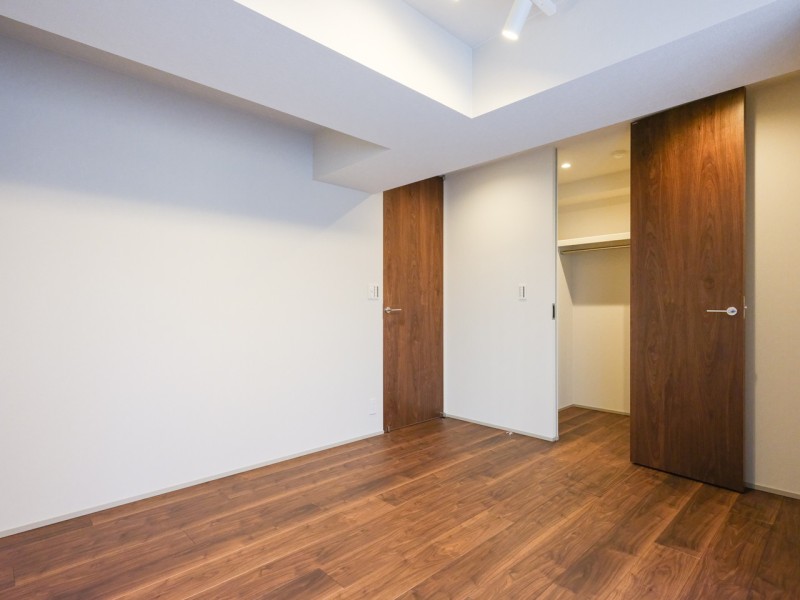 お部屋の内装はシンプルなナチュラルテイストに仕上げました。どんなインテリアをも受け止める柔軟性が魅力です。