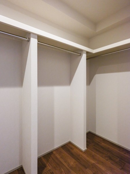 洋室1には頼もしい収納力を誇るウォークインクローゼットが備わっています。豊富なハンガーパイプを備え、衣類だけでなくキャリーバッグなどの大きなアイテムも収納いただけます。