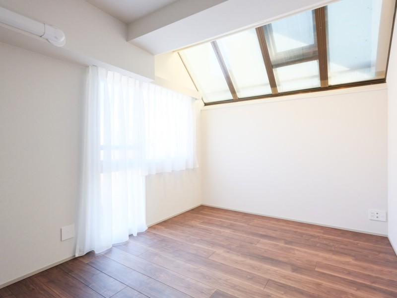 約7.1帖の洋室2です。トップライトがあり採光性のとれた明るいお部屋、穏やかな時間が流れる安らぎのプライベートルームです。