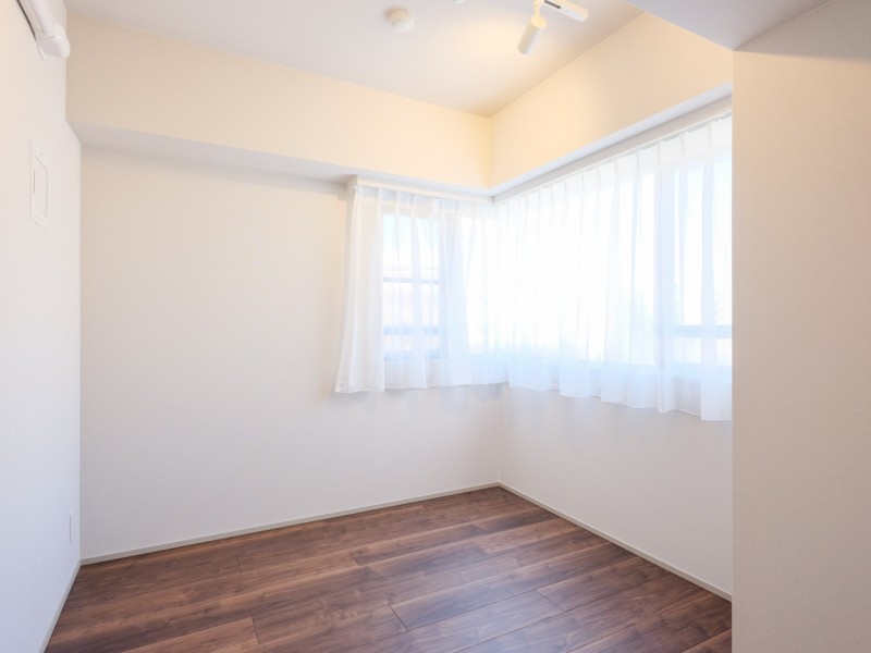 約5帖の洋室3です。二面採光の窓から柔らかな光が差し込み、伸びやかな時間が流れるお部屋はテレワークや作業スペースとしてもぴったりな空間です。