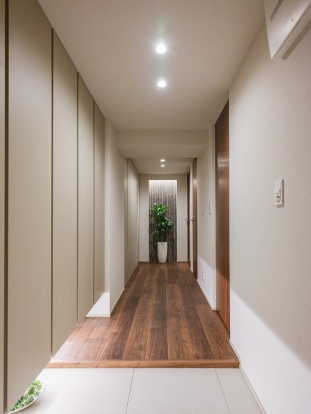 住まいの顔となる玄関は、ダウンライトが照らす格調高さを感じさせる空間です。ッチスペースに存在感のあるグリーンを飾っていただくなど、自由な空間演出をお楽しみいただけます。