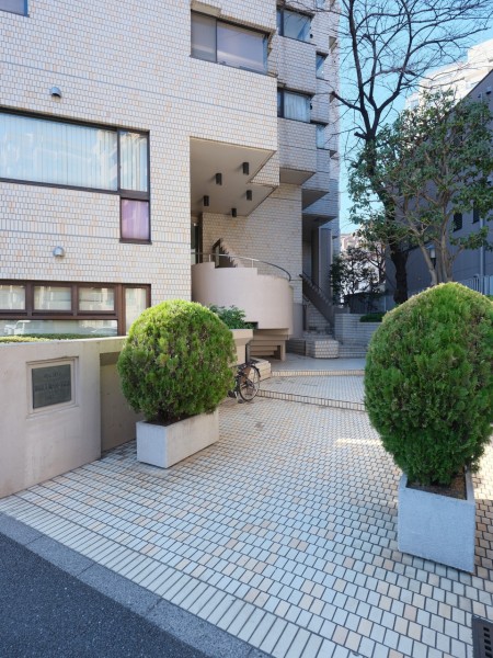 5路線3駅が利用可能でアクセス至便な立地です。麹町小学校まで徒歩8分。桜で有名な千鳥ヶ淵公園は徒歩2分、休日のお散歩コースにもいいですね♪