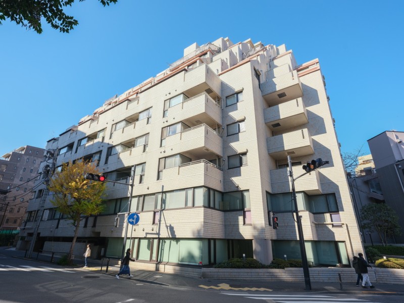 半蔵門線『半蔵門』駅徒歩3分の駅近立地！羨望の地「千代田区一番町」に佇む管理体制良好なマンションです。オール電化・宅配ボックス完備。