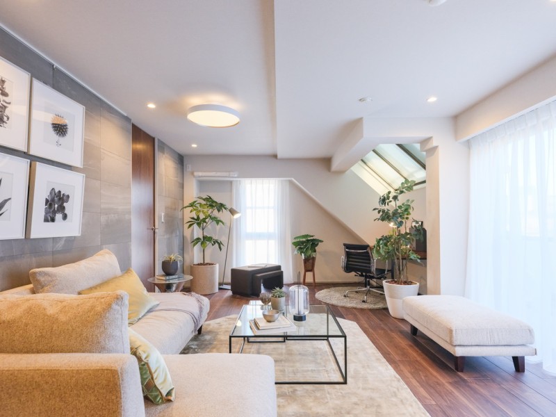 ウォルナットの上質なフローリングが重厚感を演出し、控えめな石の流れ目と仄かに煌めく表面の石調エコカラットが、より一層気品溢れる空間を演出します。