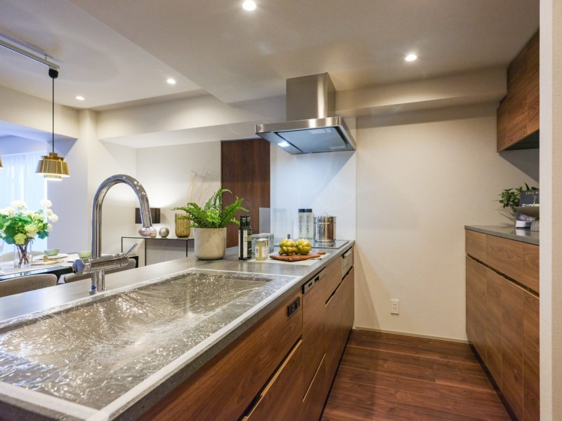 上質な住まいにフィットする田中工藝製キッチンはシームレスなオープンタイプです。充実した機能を備えることで家事効率が高まり、生まれたゆとりが家族を包み込みます。