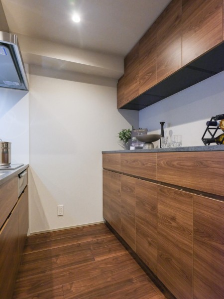 キッチンと揃いの収納豊富なカップボードを設置しました。キッチン家電を配置しやすいカウンタースペースにはゆとりがあり作業スペースとしてもご活用いただけます。