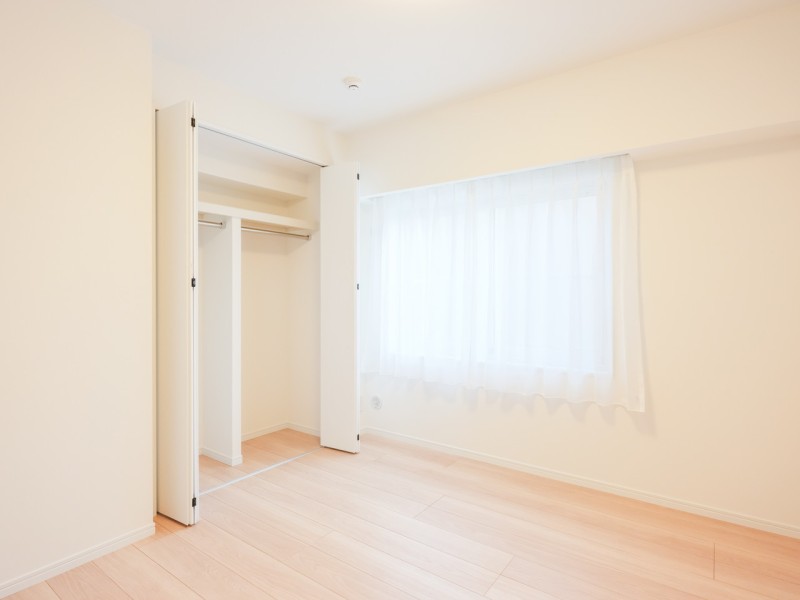 約4.5帖の洋室2です。凹凸が少ないため大きな家具も配置しやすいお部屋です。