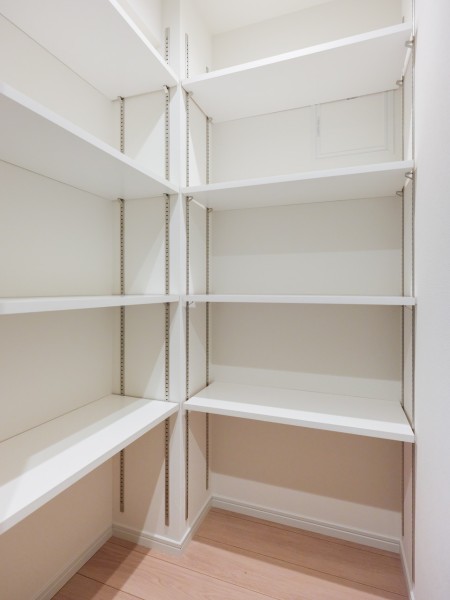 豊富な可動棚を備えつけた納戸です。日用品のストック収納や非常用バッグ保管などにぴったりです。