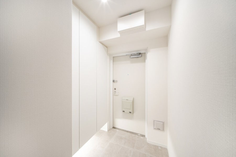 玄関には天井まで高さのある収納力たっぷりのシューズボックスを造作しました。ご家族の靴もしっかりと収納できそうです。