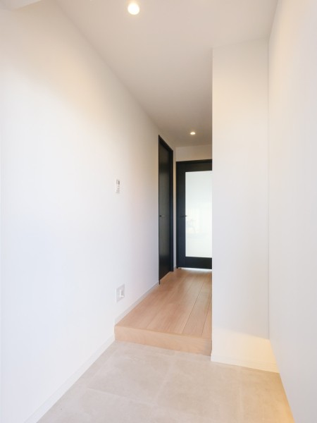 玄関には人感センサー付きライトを設置したので、暗い時間帯のご帰宅や両手が塞がっているときも快適です。