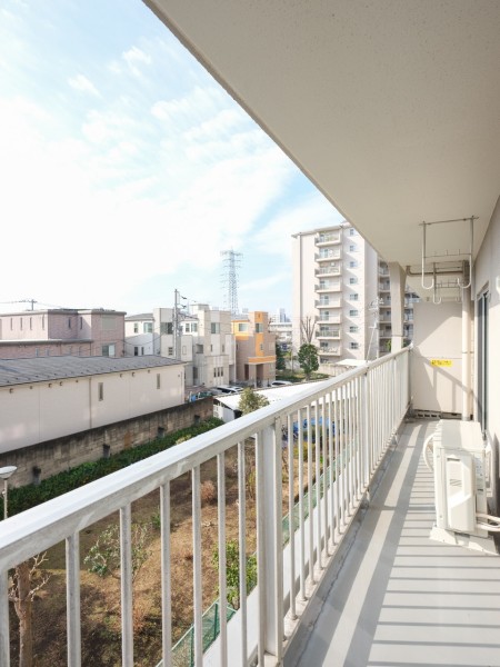 南向きで太陽の恵みを受けたバルコニーです。ゆとりあるワイドな設計で、思わず深呼吸をしたくなりそうなのびやかな空間です。