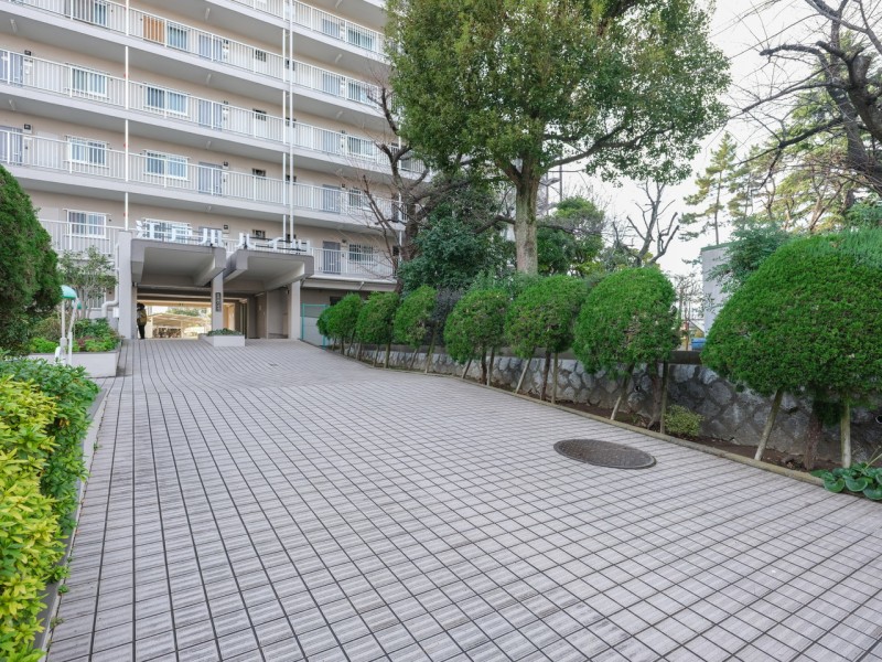 居住者様を都会の喧騒から安らぎの居住空間へと誘うエントランスアプローチです。生き生きとした植栽が彩りを添え、心地よい時間が流れます。