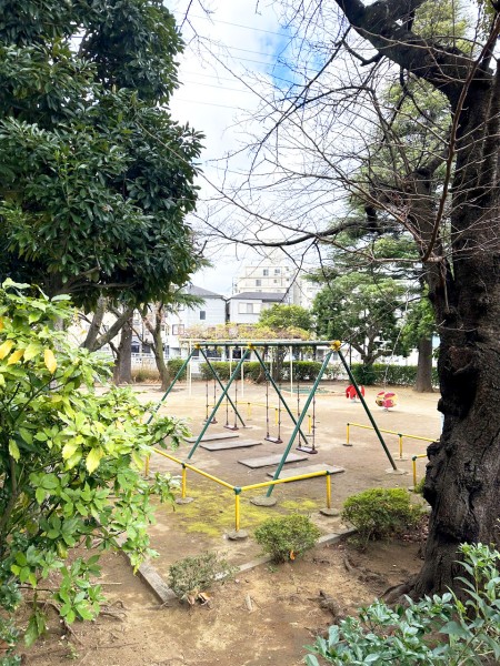 ブランコや滑り台などの遊具が揃い、日中は多くのお子様たちで賑わう「三角児童遊園」が隣接しています。同じく徒歩圏内に「宇喜田桜公園」や「古川親水公園」などがあり、お子様の遊び場が充実した住環境です♪