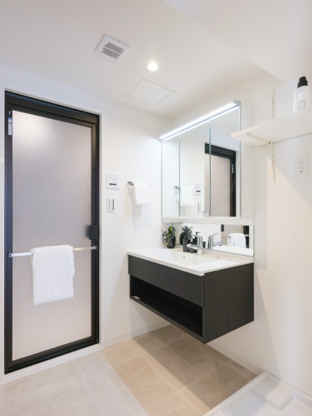 空間に美しく溶け込むスタイリッシュなデザインの洗面化粧台は、収納豊富な三面鏡タイプです。