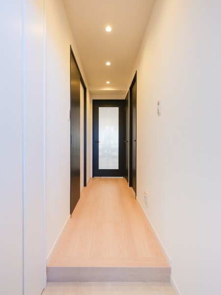 玄関には天井まで高さのあるシューズボックスを造作しました。人感センサー付きライトを設置したので、暗い時間帯のご帰宅や両手が塞がっているときも快適です。