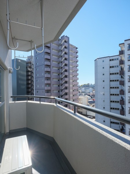 心地よい陽光を取り込み、空間をゆるやかに紡ぐバルコニーです。物干し金物付きなので、簡単に洗濯物が干せますね♪