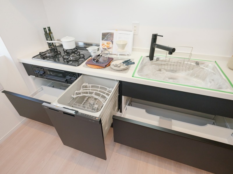 ◆食器洗浄乾燥機◆家事の時間を短縮できる優れもの。さらに節水・節約を同時に行うことができるので、大変人気があり重宝します。