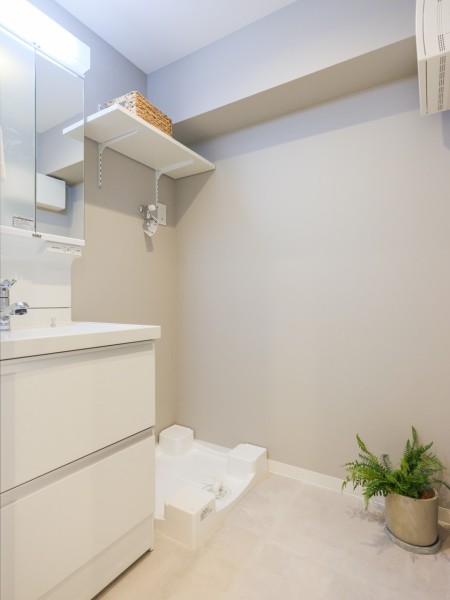 ◆ランドリー収納◆置場に困る洗濯用洗剤などを収納できる吊戸棚を造作しました。新たにラックを設ける必要がなく、スタイリッシュな空間を維持できます。