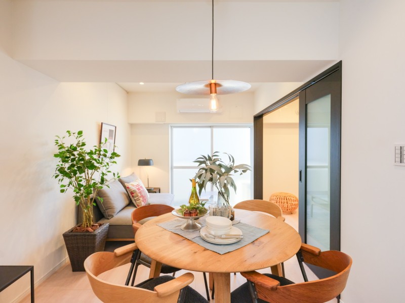 床材にはノースチェスナットを採用し、上質で温もり溢れる住まいを演出します。柔らかな内装の中にブラックをアクセントに取り入れた気品漂う住空間です。