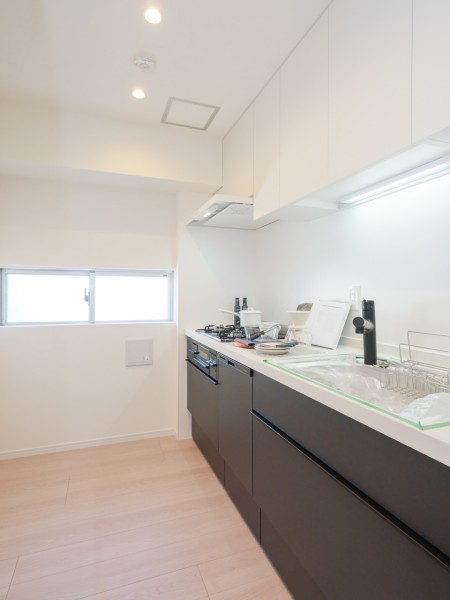 収納豊富、作業スペースが広くとられたキッチンです。家事時短にうれしい食器洗浄乾燥機付き♪キッチン側にも窓があり、換気がしやすいのも嬉しいですね。