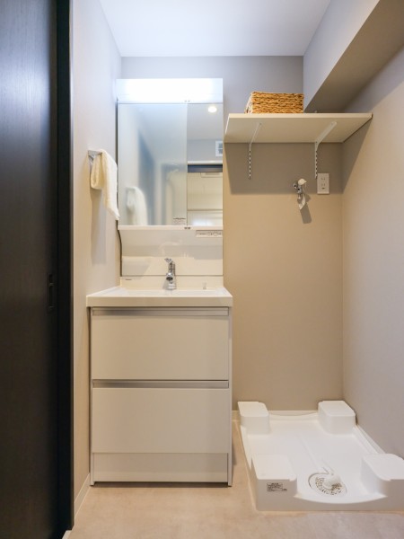 収納豊富で実用的な洗面化粧台を新規設置しました。細々したものが多くなる洗面室もすっきり保てそうです。