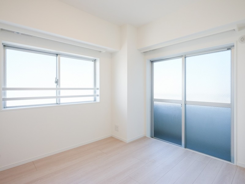 洋室1はリビングから離れたプライベート性が高いお部屋です。二面採光で明るく、過ぎゆく時間をのんびりと感じることができる空間です。