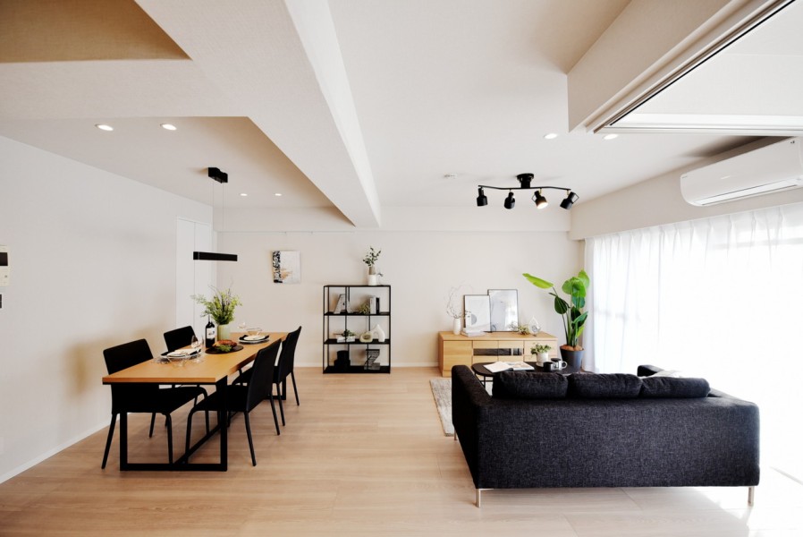 LDKは約17.9帖のゆとりのある空間です。南西角住戸につき、陽当り良好、全居室に窓があり通風良好です。家具を置いても余裕のある広さで、家族もゆったりと寛げます。