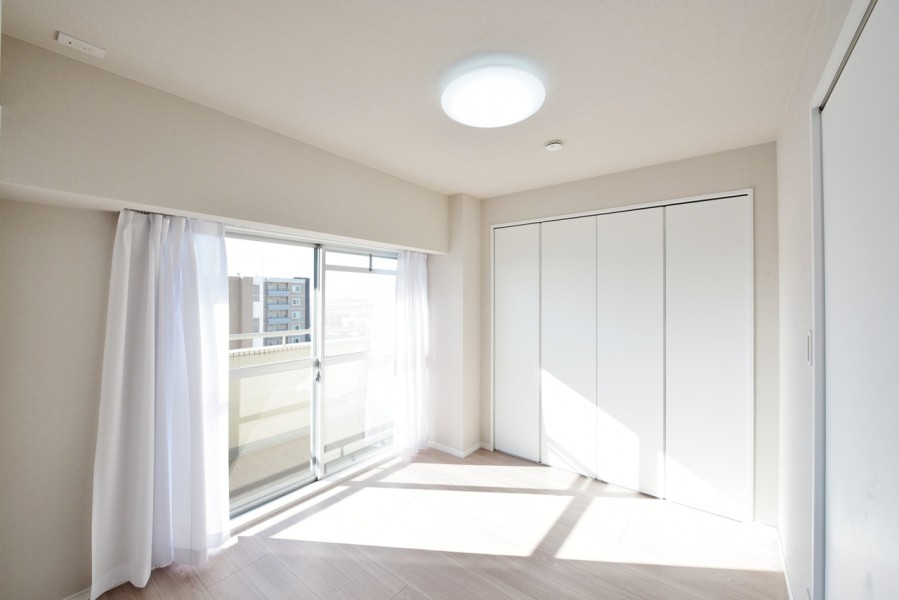 洋室3（約4.8帖）は南向きのバルコニーに面した明るいお部屋です。リビングに隣接したお部屋なので、扉を開放して拡張リビングとしても使えます。小さいお子様がいらっしゃるご家庭ではお昼寝や宿題スペースにも重宝します。