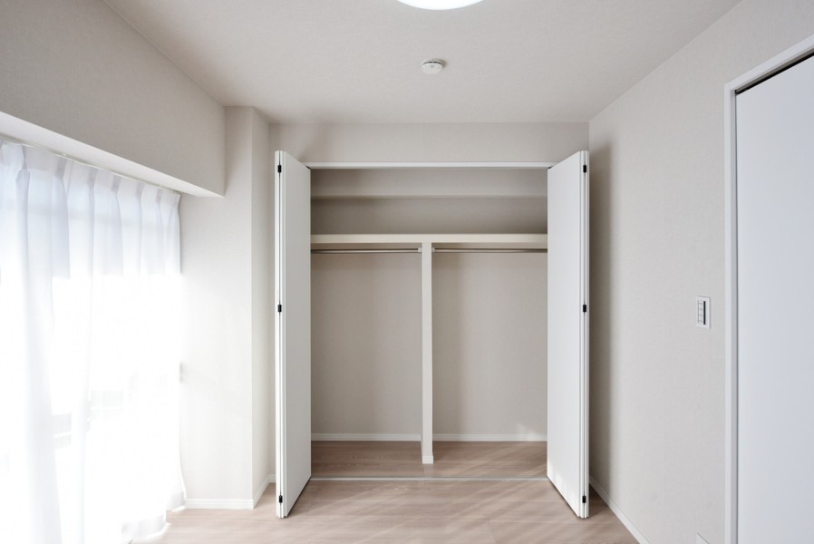 洋室3にはハンガーパイプ・枕棚を設置したクローゼットを備え付けました。小物から衣類までたっぷりと収納できますので、お部屋をすっきりと保つことができます。