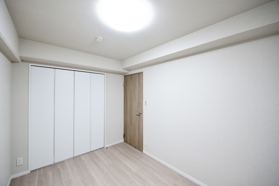 サービスルーム（約5.4帖）は収納も設置されていますので、大きな物から小物類まで大容量を収納出来ます。季節ものの家電やアウトドア用品なども収納でき、多趣味の方もお荷物をしっかり収納出来ます。