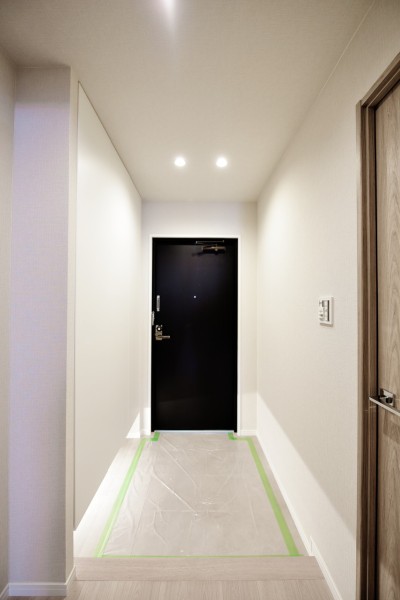 フットライトが優しく足元を照らしてくれる玄関です。人感センサーライトも設置していますので、手が塞がっている時や遅い時間のご帰宅でも自動点灯ですので安心です。明るくご家族やご友人を迎えてくれます。