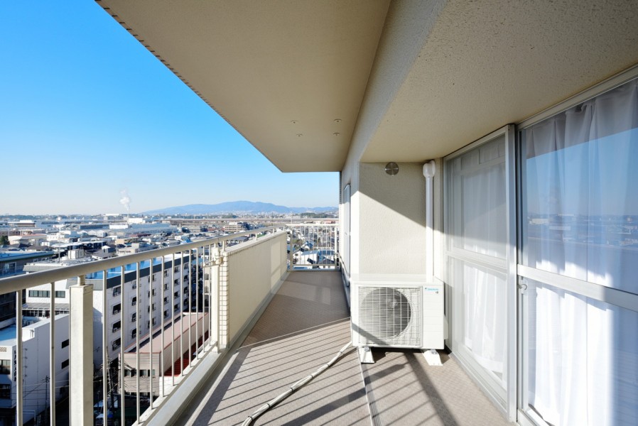 南側の広々としたバルコニーはお部屋の中に爽やかな光と風を運んでくれます。ご家族分のお洗濯物もたっぷりと干せそうなので、家事もはかどります。