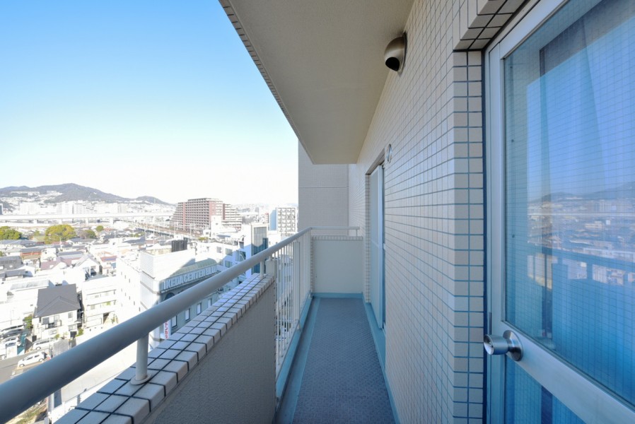 西側のバルコニーはキッチンと洋室1に繋がっています。キッチン勝手口が開放出来ますので、お部屋の換気もしっかりと行えます。洋室1もしっかり換気ができ、快適な空間を保てます。