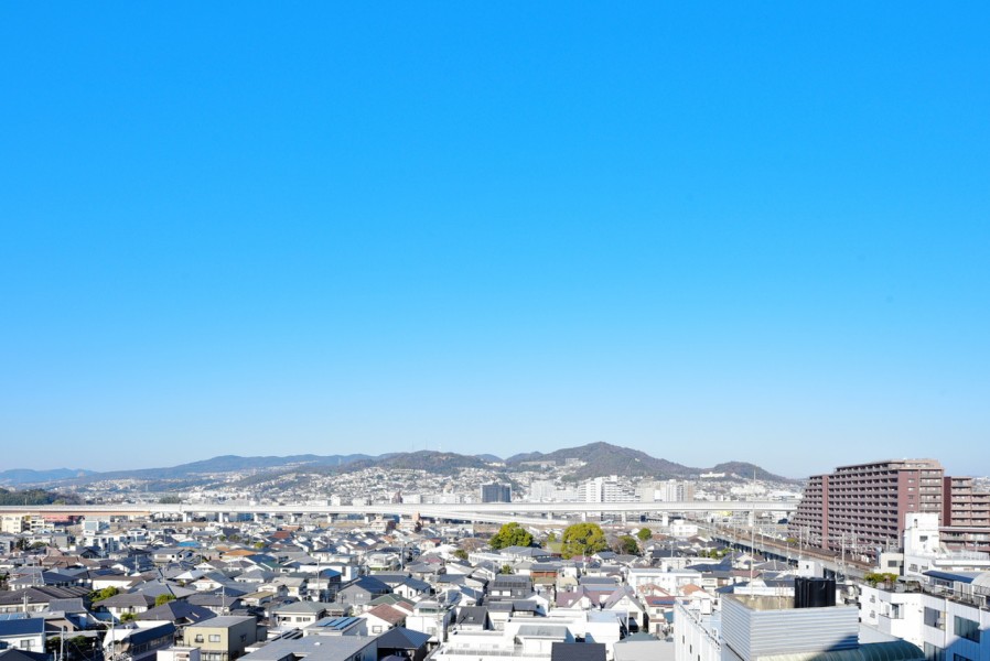 西側には池田の街並み、六甲山系の山々の自然を感じることができる眺望が広がります。時間と共に変化していく空と、四季と共に移り変わる山々の眺望をゆっくりと眺めることができます。