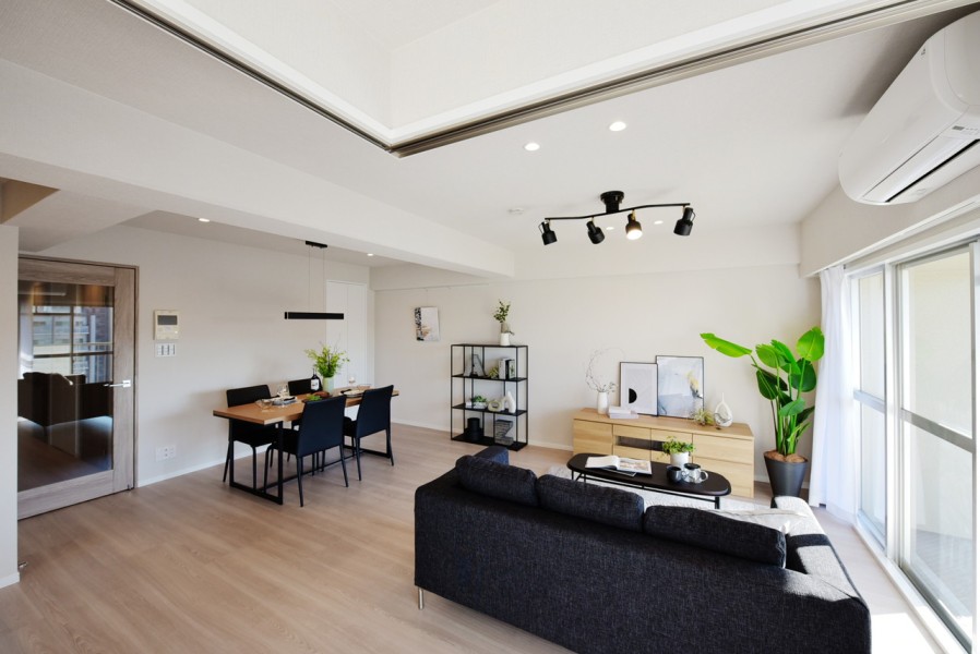 間取りも大幅に変更し、現在のライフスタイルに合わせた内装に仕上げました。開放感のあるLDKは家族団らんのスペースにピッタリです。同じ階にトランクルームが付いていますので、収納量も充実しています。