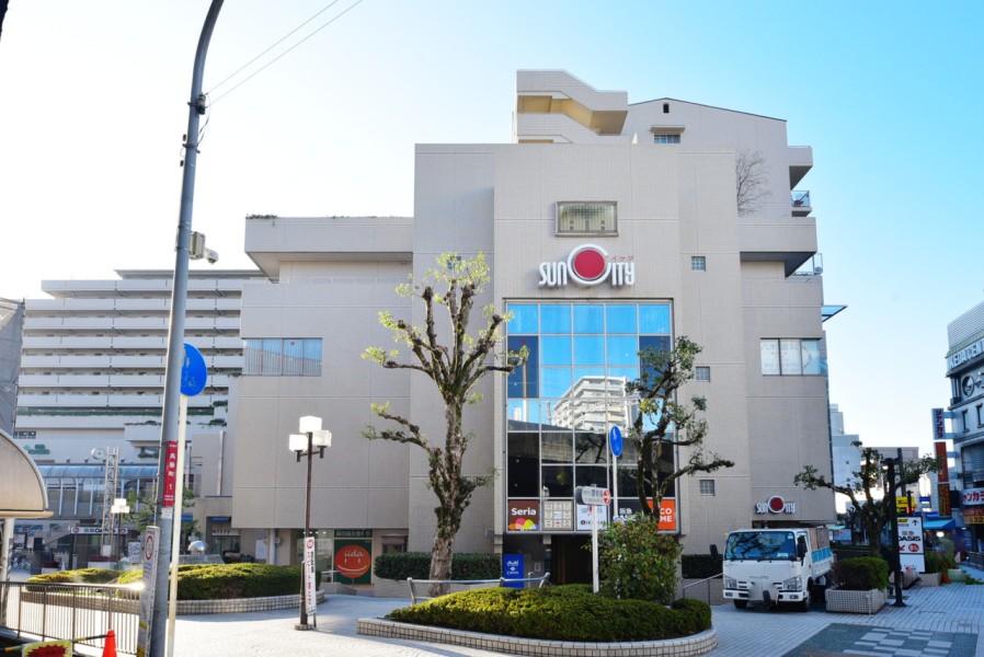 阪急池田駅直結のマンションです。1～4階までは商業施設になっており、スーパーや飲食店、図書館も併設されており、毎日のお買い物も便利です。池田駅は特急停車駅ですので、通勤・通学等も便利です。