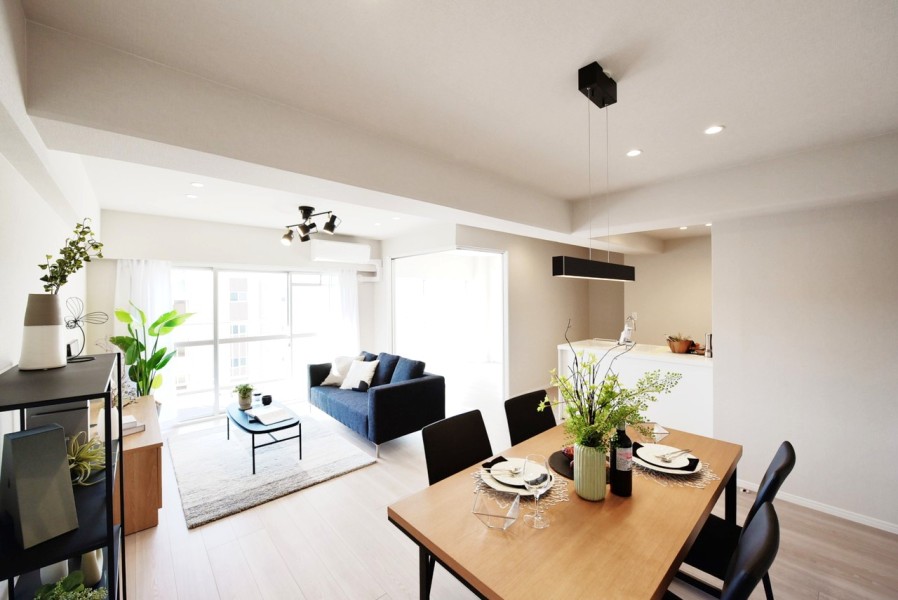 どんな家具とも相性の良い内装に仕上げました。ピクチャーレールも設置していますので、お好みのアートやグリーンで空間を演出して頂けます。南向きですので、明るい光が入ります。