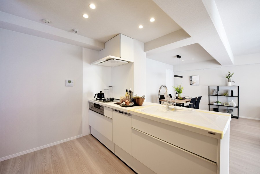 対面式のオープンキッチン家族とのコミュニケーションも取りやすくなっています。キッチンスペースにゆとりがありますので、作業や調理の際にも広々使えます。食器洗浄乾燥機完備です。