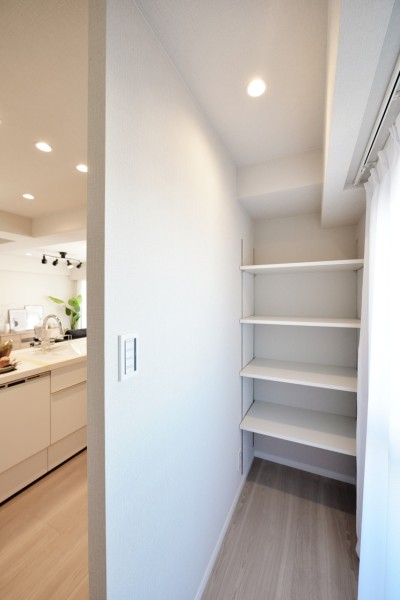 キッチン背面には棚を設置しましたので、ストック品や調理家電、食器などもたっぷりと収納して頂けます。様々なアイテムで溢れがちなキッチンをすっきりと保つことができる嬉しい収納スペースです。