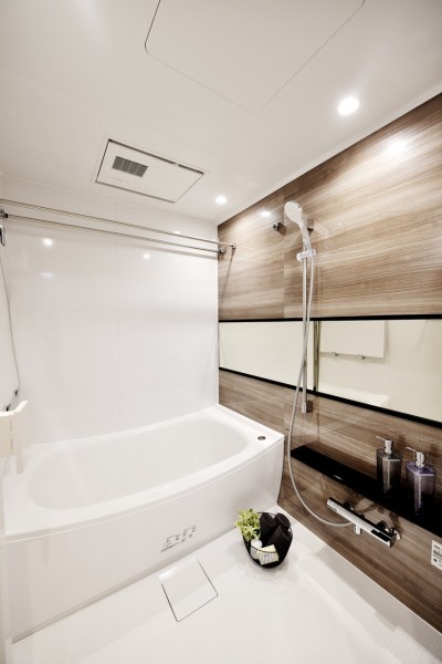 TOTO製のユニットバス新規交換です。汚れがつきにくい素材を採用していますので、毎日のお手入れも楽々です。浴室暖房乾燥機も完備していますので、衣類の乾燥から暖房まで快適にお使い頂けます。