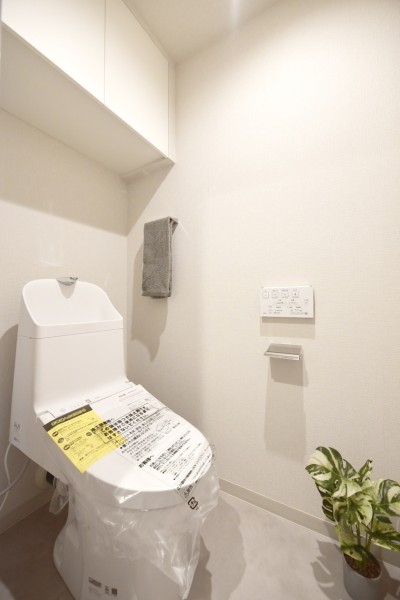 TOTO製ウォシュレット一体型のトイレ新規交換済みです。清潔に保てるように様々な機能が搭載されており、お掃除も楽々です。吊戸棚も設置されていますので、小物類もたっぷりと収納できます。